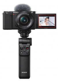 Созданная для творческих личностей, которые хотят снимать качественные видео, камера ZV-E10 учитывает все тонкости видеопроизводства. Воспользуйтесь преимуществами сменной оптики, большой APS-C матрицы, встроенного направленного трехкапсульного микрофона и других функций для блогинга.